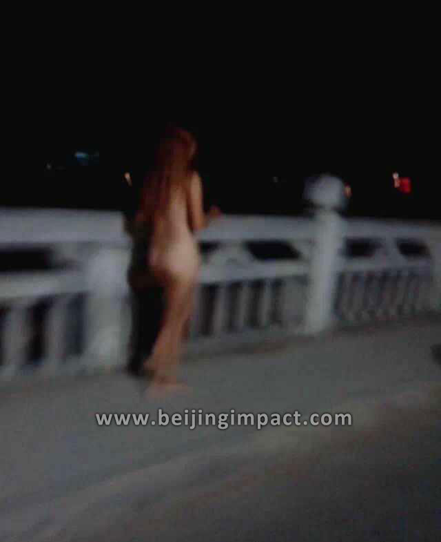 Photo: Chinese girl streaking for Iphone 6