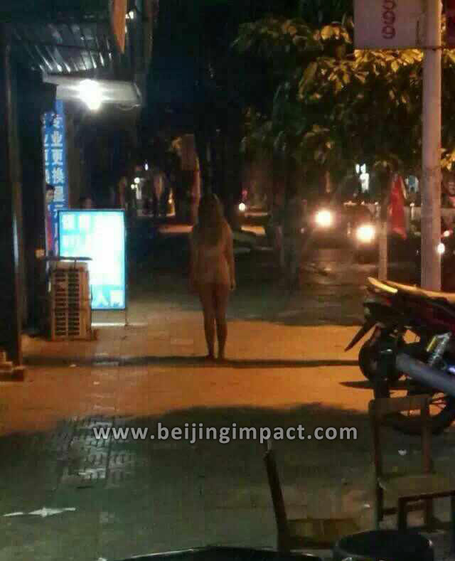 Photo: Chinese girl streaking for Iphone 6